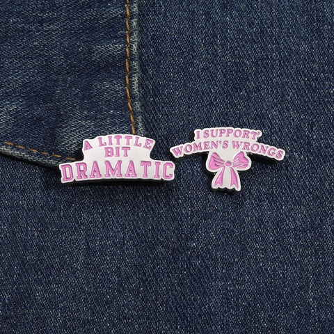 Broche Badge en Émail Rose Rigolo Slogan A Little Bit Dramatic I Support Women's Wrongs Nœud Alliage Bijoux pour Femmes