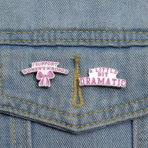 Broche Badge en Émail Rose Rigolo Slogan A Little Bit Dramatic I Support Women's Wrongs Nœud Alliage Bijoux pour Femmes