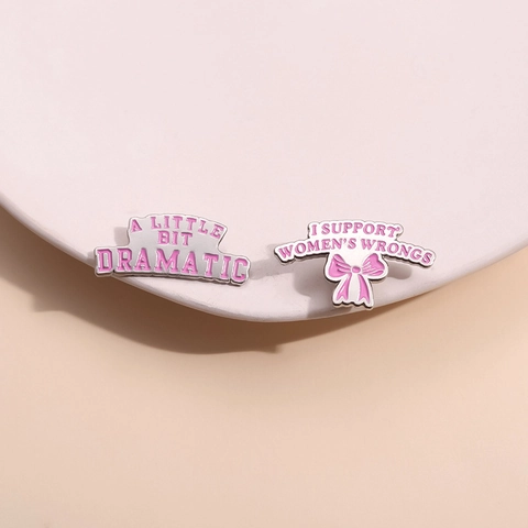 Fashion Pendler Legierung Emaille Pin Brosche Rosa Rot Herz Schleife Schriftzug Metall Abzeichen Dekor Für Kleidung Taschen