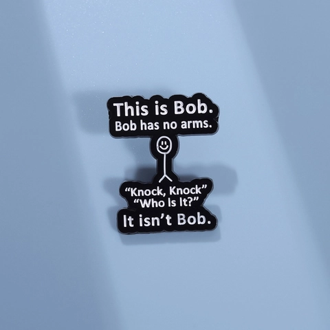 This Is Bob Spilla Humorous in Smalto Nero Lega di Zinco Omino a Stecco Distintivo Divertente per Vestiti Zaino Decorazione Gioiello Unisex