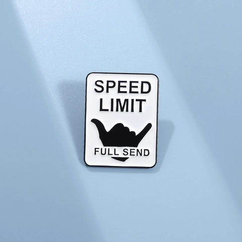Spilla in Smalto Speed Limit Full Send Distintivo in Metallo Lega Gesto della Mano Shaka Spilla Rettangolare Per Giacca di Jeans Zaino Accessori Unisex Gioielli di Moda