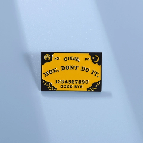 Spilla in Smalto Gothic Ouija Board Scritta Mistica in Lega di Zinco Distintivo di Halloween per Zaino Abbigliamento Unisex