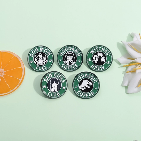 Lustig Rund Grün Parodie Metall Brosche Pin Jurassic Coffee Sad Girls Club Witches Brew Emaille Abzeichen Für Kleidung