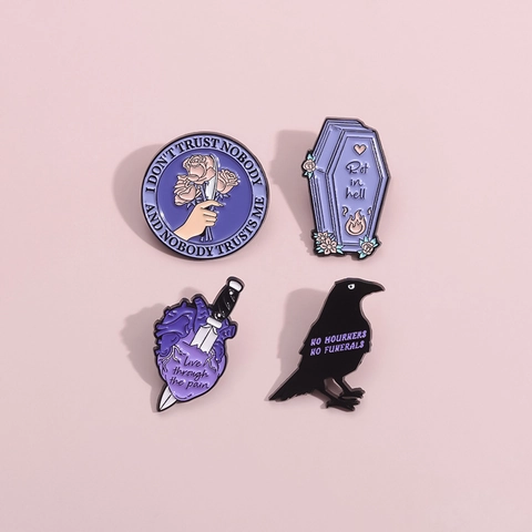 Gothic Paars Emaille Pin Kraai Doodskist Hart Zinklegering Broche Badge Punk Dark Style Reversspeld Sieraden Accessoire Unisex Cadeau