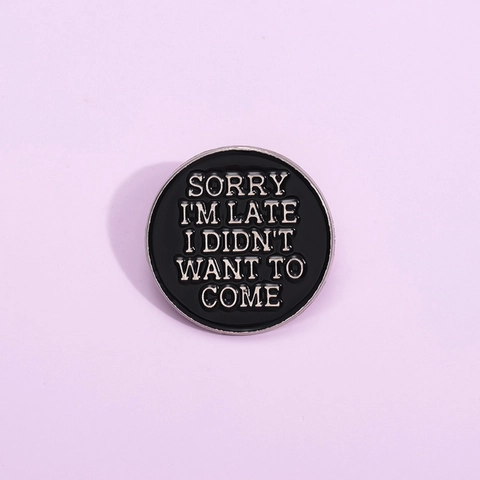 Divertido Broche de Aleación Esmaltada Con Cita Sorry I'm Late Insignia Redonda Personalidad Arcoíris Joyería Accesorio Para Ropa Bolso