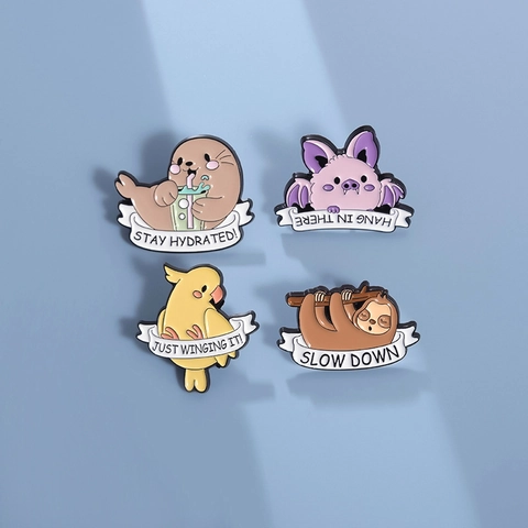 Pins en Émail Animaux de Dessin Animé Alliage Paresseux Chauve-souris Phoque Perroquet Collection de Broches avec Slogans Bijoux Personnalisés Mignons pour Sacs à Dos Vestes