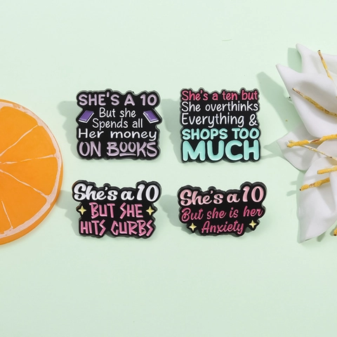 Inspirerende Shes A 10 But Engelse Citaten Legering Emaille Broche Pin Set Cartoon Badge Voor Dames Mode Sieraden