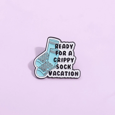 Divertido Pin de Esmalte Cartoon Grippy Sock Vacation Broche de Aleación Insignia Para Mujeres Hombres Ropa Mochila Joyería Accesorios Decorativos