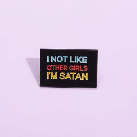 Lustiger Slogan I Not Like Other Girls I'm Satan Emaille Pin Schwarz Rechteckig Legierung Brosche Personalisierte Abzeichen Schmuck