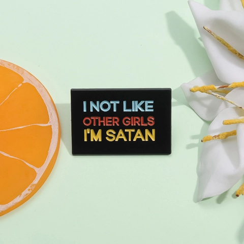 Spilla in Smalto Slogan I Not Like Other Girls I'M Satan Distintivo in Lega di Zinco Rettangolare per Vestiti Borse Giacca Regalo