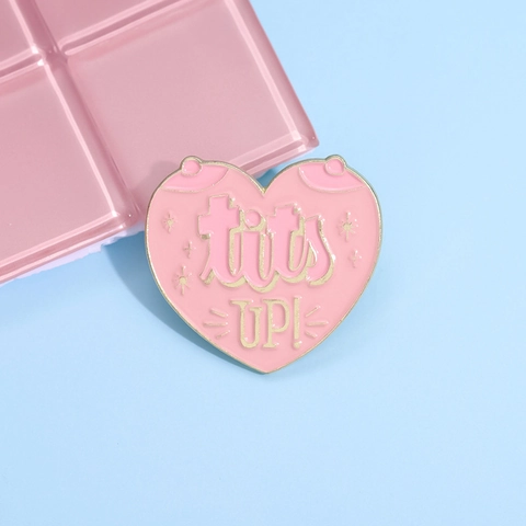 Spilla in Smalto a Forma di Cuore Rosa Con Lettera Tits Up Spilla in Lega di Zinco Dorata Gioielli di Moda per Vestiti Borsa Regalo