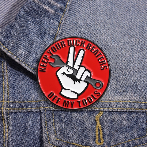 Lustige Mechaniker Hand Hält Schraubenschlüssel Legierung Emaille Pin Badge Rund Rot Industrie Humor Brosche Für Kleidung