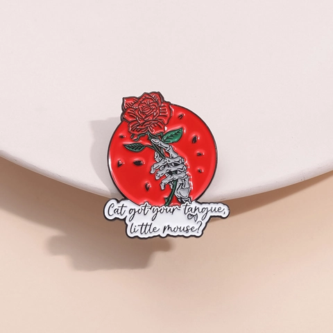 Spilla in Smalto Gotico Mano di Scheletro Con Rosa Rossa Cat Got Your Tongue Lettera Distintivo Horror Rotondo Accessorio Halloween