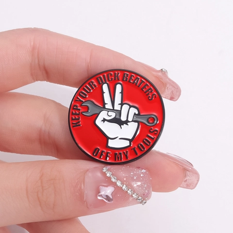 Humorvolle Hand Mit Schraubenschlüssel Runde Emaille-Anstecknadel Zinklegierung Lackierte Brosche Lustiges Abzeichen Für Kleidung