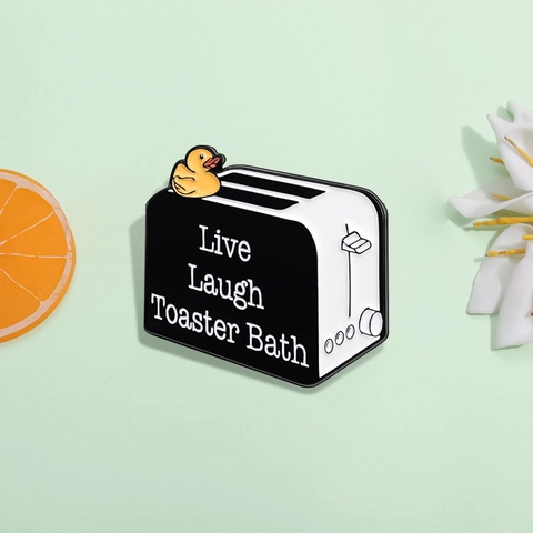 Humorvolle Toaster Ente Emaille Brosche Pin Live Laugh Toaster Bath Schriftzug Zinklegierung Abzeichen Für Kleidung Rucksack Zubehör