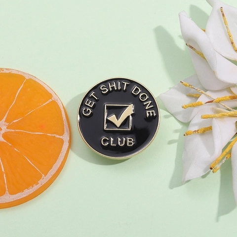 Get Shit Done Club Badge Rond Émaillé Noir Or Alliage De Zinc Broche Slogan Motivationnel Pour Vêtements Sac À Dos Bijoux Cadeau