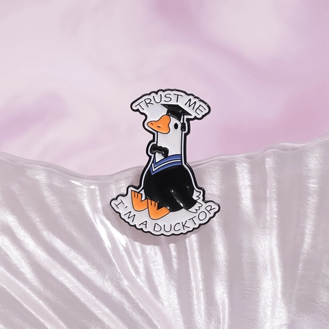 Broche en Émail Canard Docteur Humour Trust Me I'm A Ducktor Badge Métallique pour Diplôme Costume Sac à Dos Bijoux