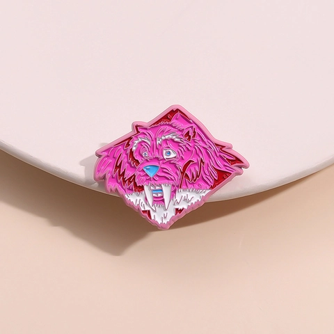 Simpatica Spilla a Forma di Tigre a Denti di Sciabola in Smalto Rosa Distintivo in Lega di Zinco per Vestiti e Zaini