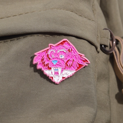 Simpatica Spilla a Forma di Tigre a Denti di Sciabola in Smalto Rosa Distintivo in Lega di Zinco per Vestiti e Zaini