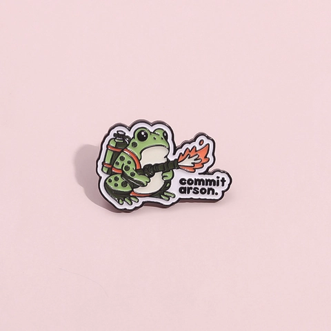 Grappige Cartoon Kikker Vlammenwerper Meme Emaille Speld Legering Badge Broche Gepersonaliseerde Sieraden Cadeau voor Mannen Vrouwen