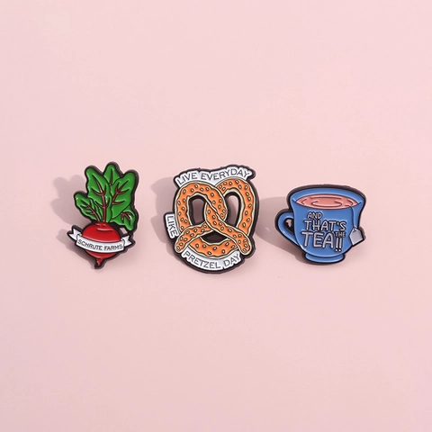 Ensemble de Broches en Émail Amusantes Alliage de Zinc Schrute Farms Pretzel Day And That's The Tea Badges Thème pour Vêtements Sac à Dos