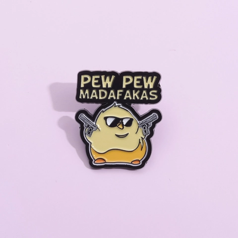 Drôle Broche en Alliage Émail Pin Dessin Animé Lunettes de Soleil Poussin Tenant Des Pistolets Badge Humour Épinglette Pour Sac à Dos Veste Bijoux