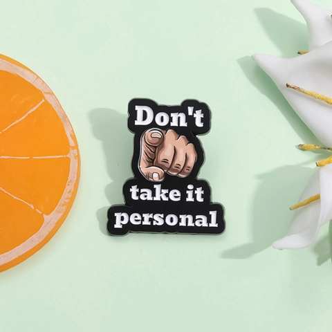 Broche de Esmalte de Aleación con Gesto de Dedo de Dibujos Animados Insignia Divertida Don't Take It Personal Joyería de Mochila