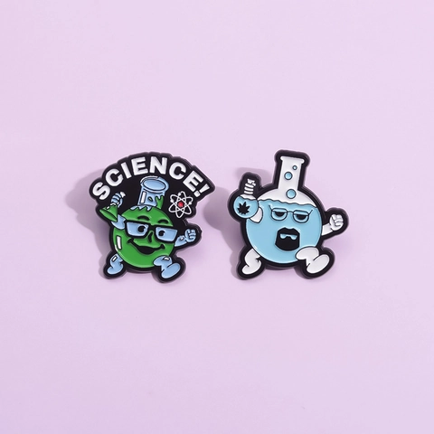 Spilla in Smalto Chimica Scientifica Del Fumetto Beuta Chimica Stile Heisenberg Distintivi in Lega Gioielli Scientifici per Studenti