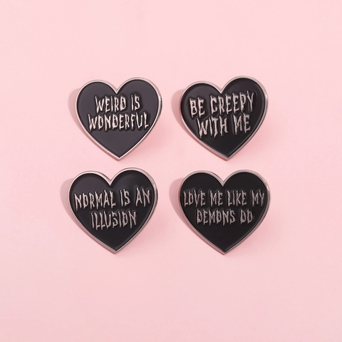Spilla a Cuore in Smalto Nero Gotico Lega di Zinco Spilla con Slogan in Smalto Distintivo in Metallo Regalo Gioielli