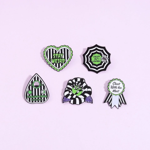 Broche en Émail Gothique Rayé Cœur Rose Toile d'Araignée Fantôme Thème Badge Accessoires pour Halloween Fête Bijoux Cadeau