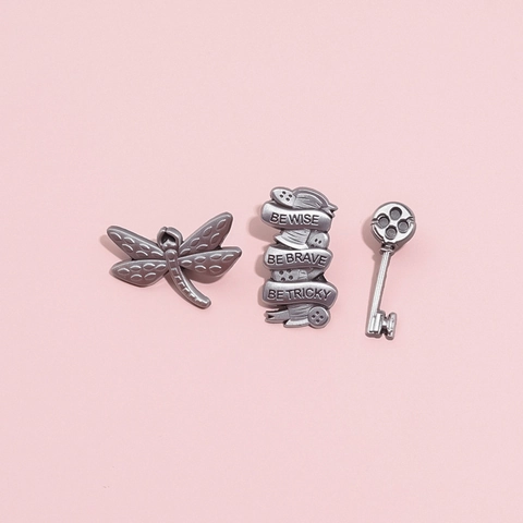 Set Spilla in Lega di Zinco Vintage Ispirato a Coraline Chiave Bottone Libellula Rotolo Con Citazione in Inglese Spilla Decorativa per Abbigliamento