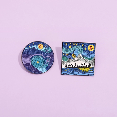 Broche Artistique en Alliage Émaillé Style Nuit Étoilée de Van Gogh Design Montagne Fellowship Hobbit Hole Bijoux