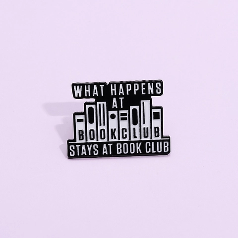 WHAT HAPPENS AT BOOK CLUB STAYS AT BOOK CLUB Spilla in Smalto Lega di Zinco Forma di Libro Gioielli Regalo per Lettori