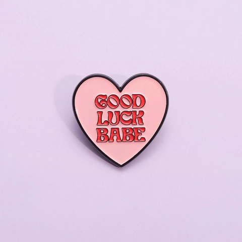 Süße Rosa Herz Emaille Pin GOOD LUCK BABE Schriftzug Brosche Cartoon Legierung Lack Abzeichen Für Kleidung Taschen Zubehör