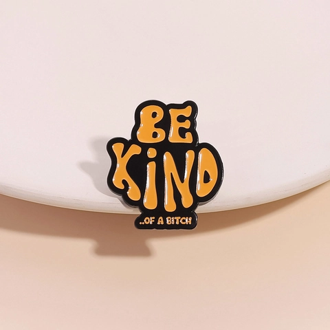 Lustiger Slogan Be Kind Of A Bitch Emaille Pin Zinklegierung Metall Abzeichen Für Kleidung Rucksack Hut Revers Brosche Punk Retro Schmuck