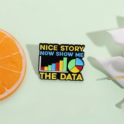 Spilla in Smalto per Analisi Dati Divertente Nice Story Now Show Me The Data Spilla in Lega Grafici Statistici Distintivo per Ufficio