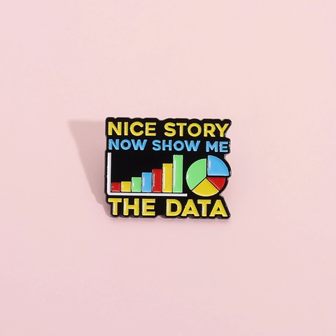 Spilla in Smalto per Analisi Dati Divertente Nice Story Now Show Me The Data Spilla in Lega Grafici Statistici Distintivo per Ufficio
