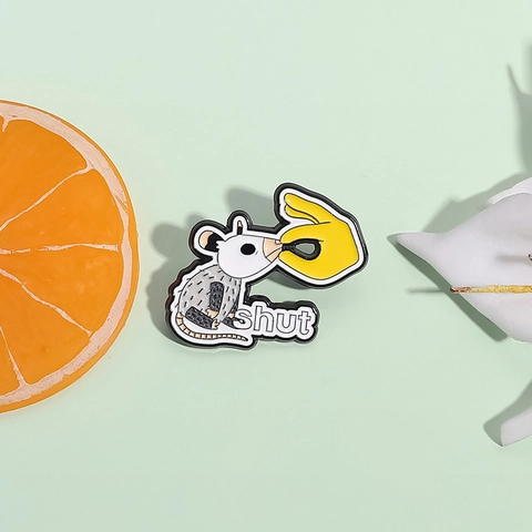 Lustige Cartoon Opossum Shut Up Meme Emaille Pin Legierung Lack Brosche Abzeichen Zubehör Für Rucksäcke Taschen Kleidung Schmuck Unisex