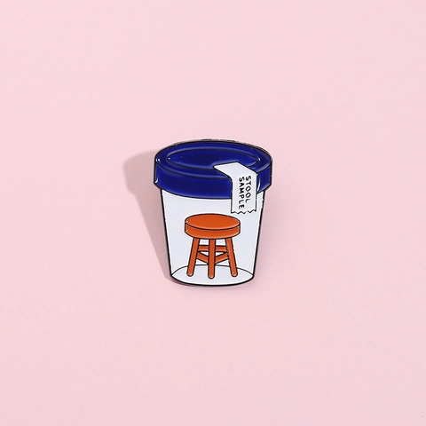 Creativa Spilla in Smalto Stool Sample Umoristico Barattolo Medico Sgabello Gioco di Parole Badge Lega Spilla da Risvolto per Zaino Giacca