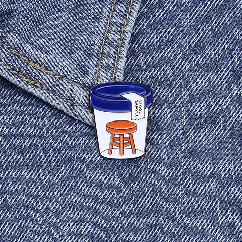 Kreative Stool Sample Wortspiel Emaille Anstecknadel Medizinische Flasche Holzhocker Brosche Abzeichen Für Kleidung Taschen