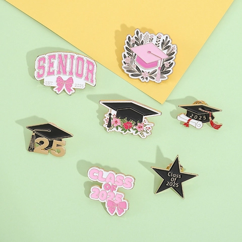 Abschluss Saison Doktorhut Brosche Legierung Emaille Abzeichen Class Of 2025 Senior Souvenir Pin Für Studenten Abschlussfeier Schmuck Geschenk