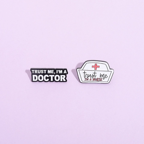 Spille Creative Serie Medica Smalto Cuffia da Infermiera Slogan Trust Me I Am A Nurse Doctor Distintivo in Lega Accessori