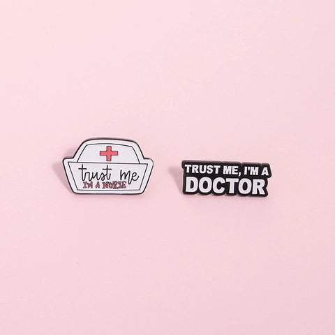Spille Creative Serie Medica Smalto Cuffia da Infermiera Slogan Trust Me I Am A Nurse Doctor Distintivo in Lega Accessori