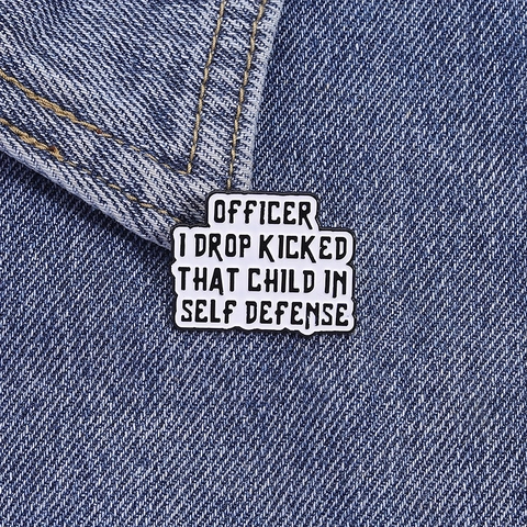 Humorvolles Meme Zitat Emaille Pin Zinklegierung Brosche Officer I Drop Kicked That Child In Self Defense Abzeichen Für Kleidung