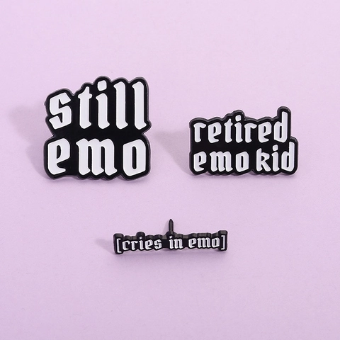 Gothische Schrift Emaille Pin Still Emo Retired Emo Kid Cries In Emo Schwarz Weiß Legierung Brosche Punk Schmuck Für Rucksack