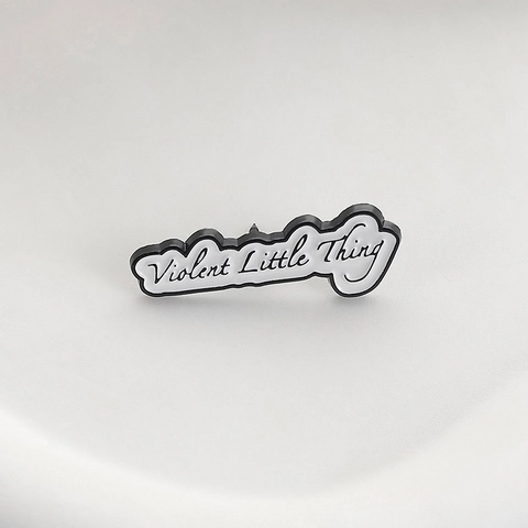 Spilla in Smalto Creativa Violent Little Thing Lettera Inglese Lega di Zinco Vernice Distintivo Accessorio di Moda Spilla Regalo