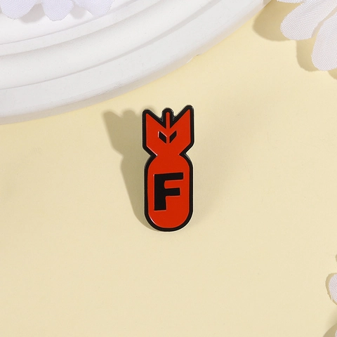 Broche en Émail Drôle en Forme de Bombe Rouge Épingle en Métal Lettre F Personnalisée Badge de Dessin Animé pour Vêtements Sac