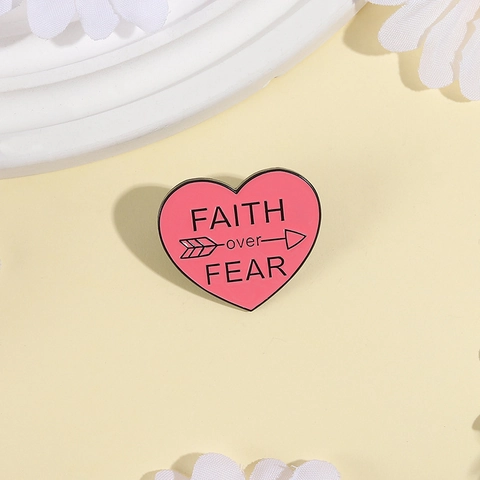 Spilla Smaltata Cuore Rosa FAITH Over FEAR Freccia Lega di Zinco Spilla per Zaino Abbigliamento Moda Gioielli Regalo