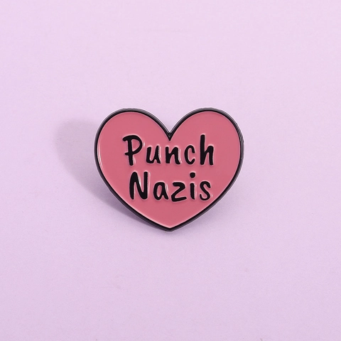 Semplice Spilla in Lega a Forma di Cuore Rosa Distintivo Creativo con Slogan Accessorio di Gioielleria Personalizzato per Unisex