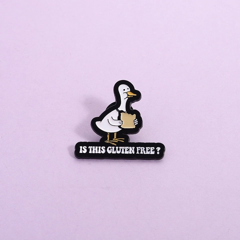 Divertido Broche de Pato Blanco de Dibujos Animados Comiendo Tostadas Pin de Esmalte Aleación Insignia Con Texto Is This Gluten Free para Bolsos Ropa